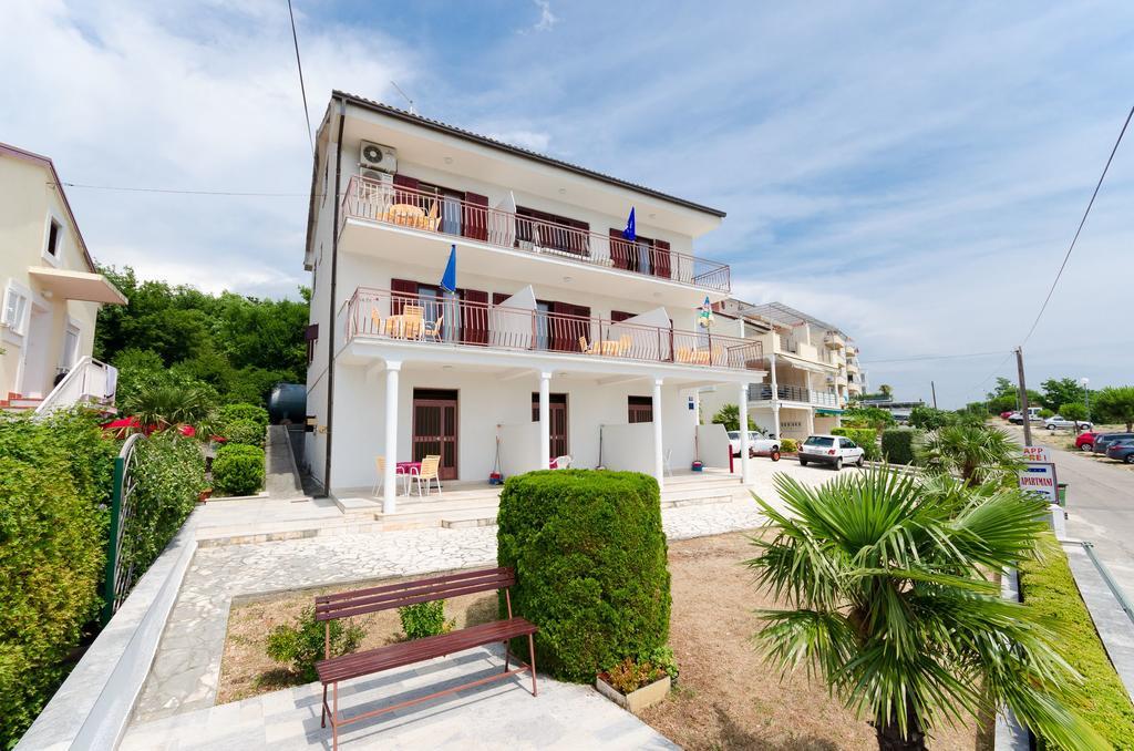 Apartments Rozaria Dramalj Ngoại thất bức ảnh